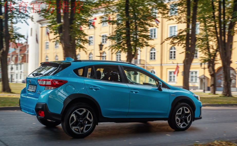 众国脚热衷试驾现代新款SUV 于海无证驾驶跑得欢